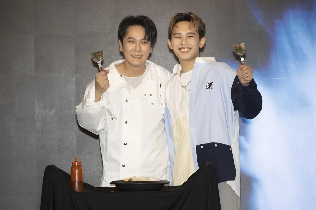 理想混蛋雞丁（右）驚喜現身力挺張信哲（左）。（圖／潮水音樂 提供）