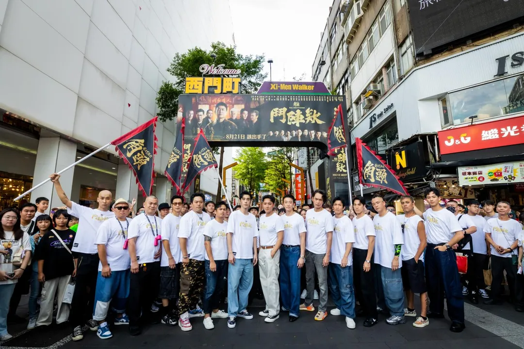 《角頭-鬥陣欸》19日在西門町掃街宣傳。(圖/曼尼娛樂 提供)