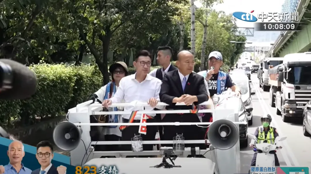 江啟臣和韓國瑜一路上受到群眾熱烈歡迎。(圖/中天新聞)