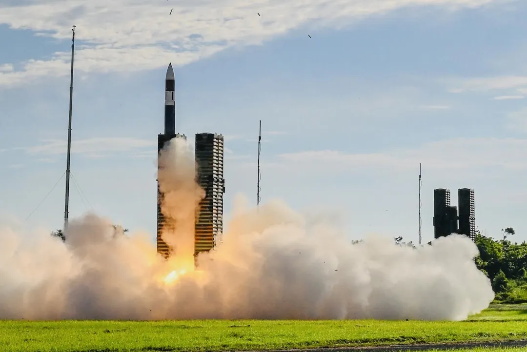 空軍8月20日在九鵬基地垂直發射自製天弓三型防空飛彈。(圖/空軍司令部)