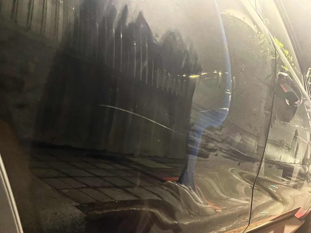 墾丁旅遊因拒絕推銷陽傘，疑遭業者報復，導致新車車身遭到刮傷。（圖／PTT）