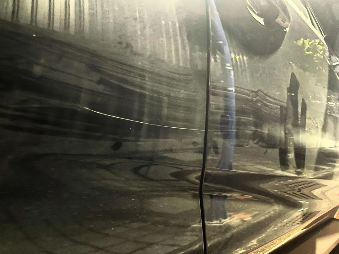 墾丁旅遊因拒絕推銷陽傘，疑遭業者報復，導致新車車身遭到刮傷。（圖／PTT）