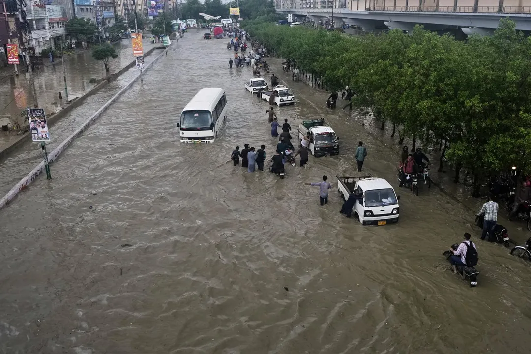 巴基斯坦暴雨成災，街道慘遭洪水淹沒。（圖／美聯社）