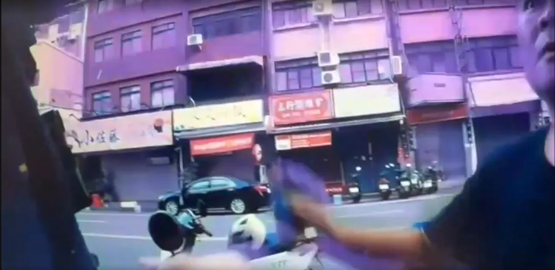 李男一氣之下將手中打火機丟出。(圖/中天新聞)