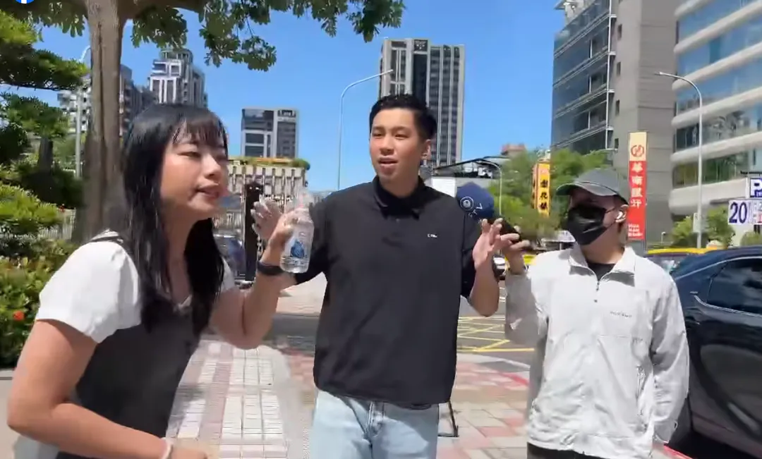 楊智伃怒批陳聖文找了媒體專門擺拍，「要喝水還不給我喝，丟了東西就走人」。（圖取自「不演了新聞台」臉書粉專）