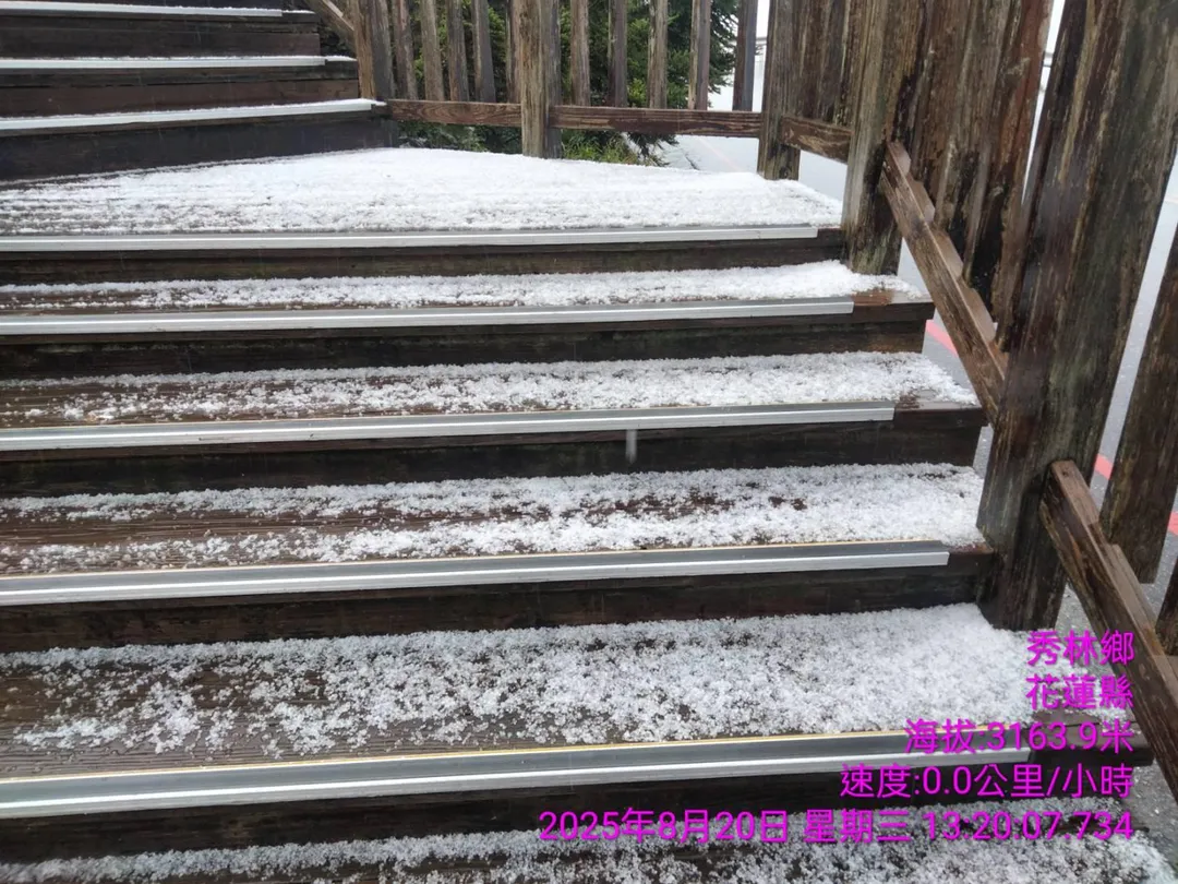 合歡山松雪樓午後下起一陣冰雹夾雨。（圖／臺灣追雪團line）