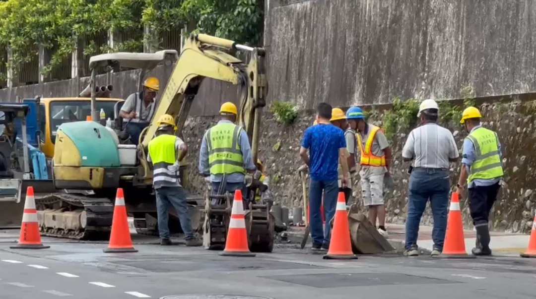基隆市暖暖區源遠路人行空間改善工程今（20）日中午發生施工意外，工程人員施工時不慎挖破瓦斯管線，影響周邊2113戶停氣。（圖/中天新聞，下同）