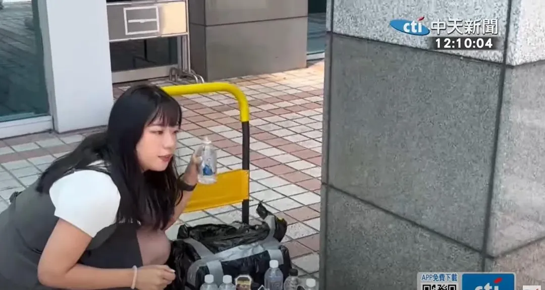 民進黨台北市黨部前副執行長陳聖文帶著在蘭嶼低放射性核廢料貯存場放置一夜的瓶裝水前往國民黨中央,國民黨發言人楊智伃一口乾之前先留影。(中天新聞)