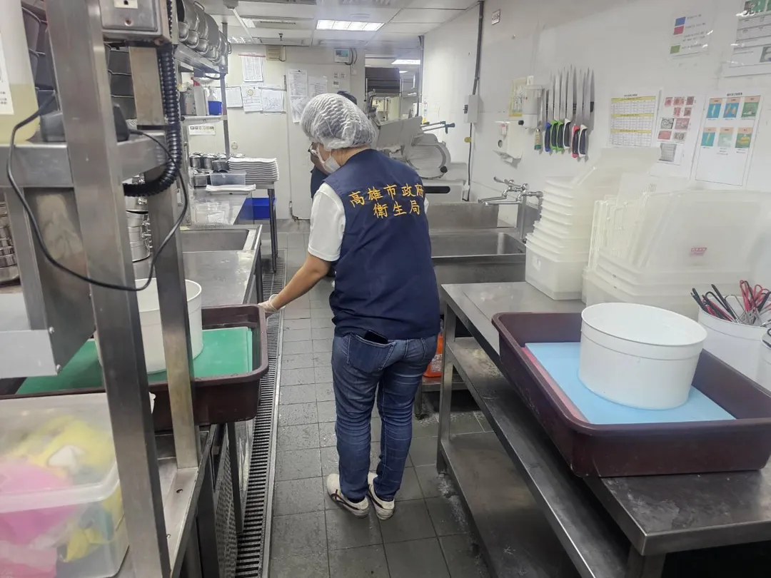 高雄連鎖火鍋店「料理鼠王」跳上桌啃高麗菜，衛生局出手稽查開罰。（圖／高雄市衛生局提供）