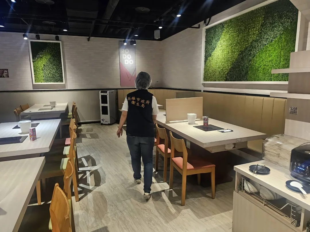高雄連鎖火鍋店「料理鼠王」跳上桌啃高麗菜，衛生局出手稽查開罰。（圖／高雄市衛生局提供）