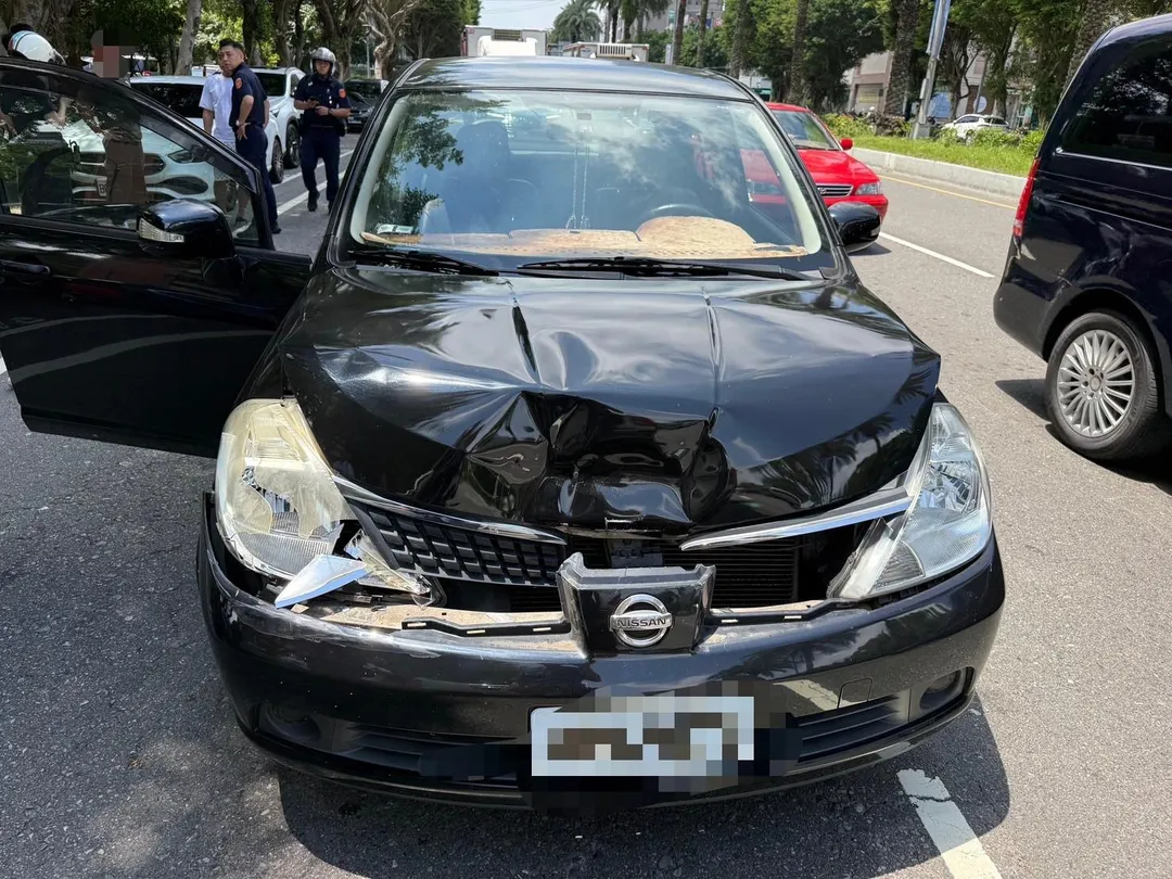 新北市林口區昨（19）日發生一起行車糾紛暴力事件，一對夫妻駕車出行遭後方來車追撞後，又被車上3名年輕男子追撞後持鋁棒圍毆。（圖/警方提供）