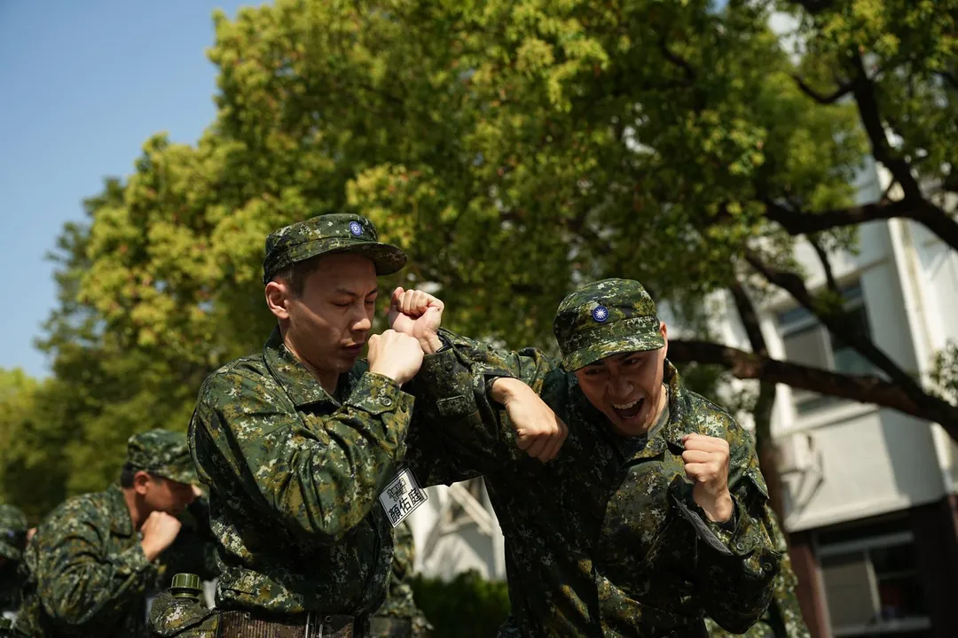 顏佑庭（左）跟潘君侖（右）對打時完全招架不住。（圖／台視提供）
