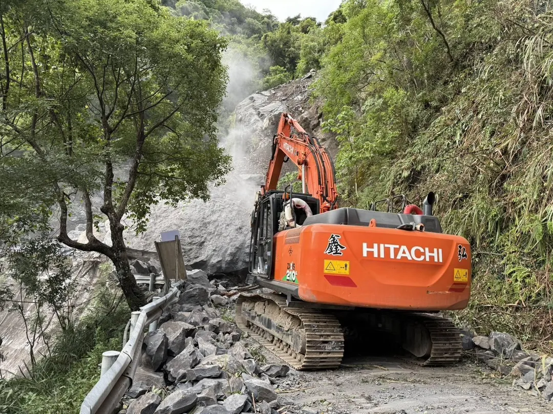 台7線33K邊坡落石大坍方，造成道路中斷。(圖/翻攝自桃園市復興區公所臉書粉專，下同)