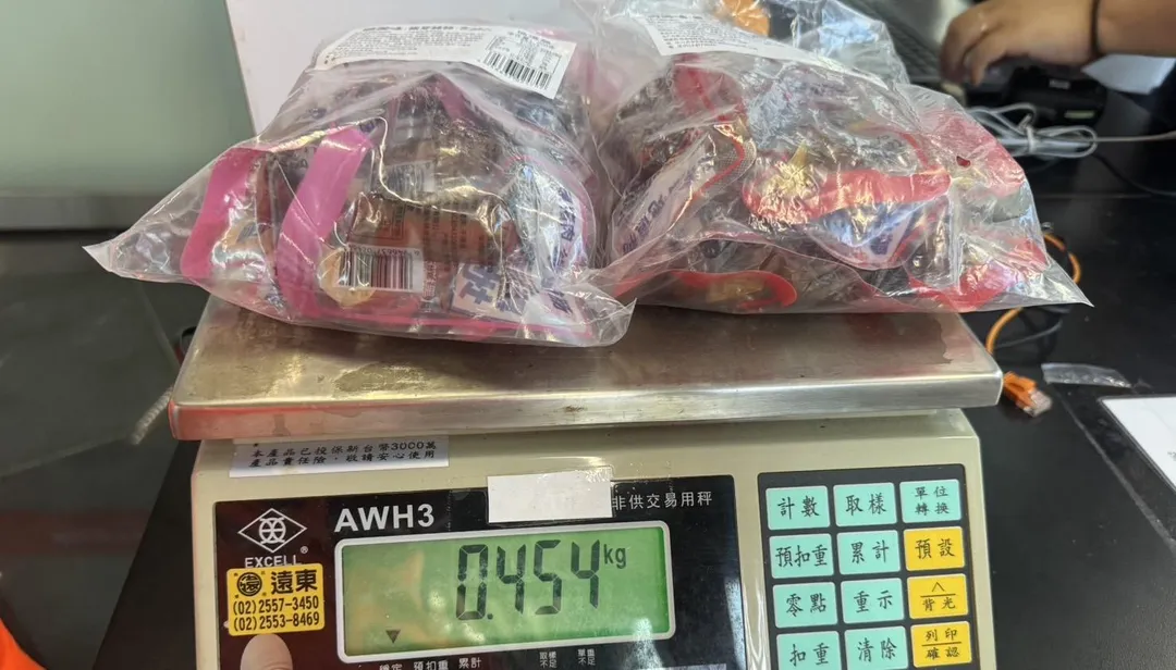 0.45公斤的火腿腸被查獲。（圖／翻攝自海洋委員會海巡署金馬澎分署）