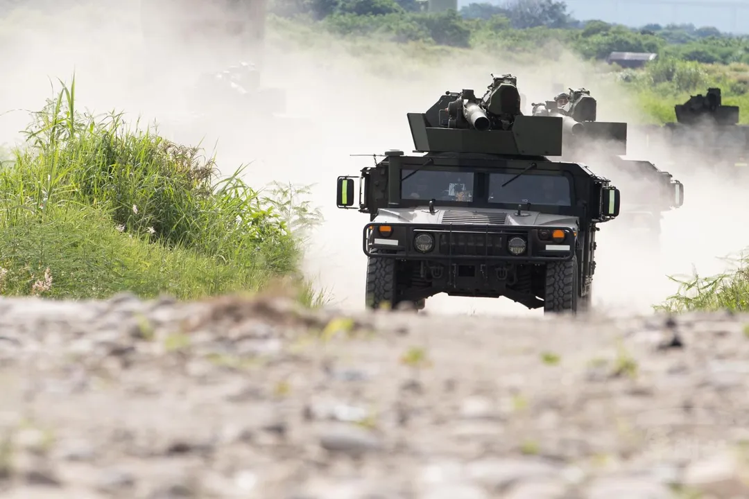 M1167悍馬拖式飛彈車前往射擊陣地。(圖/軍聞社)