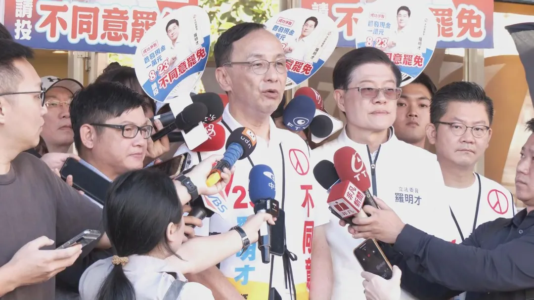朱立倫與羅明才進行車隊掃街。（圖／中天新聞）