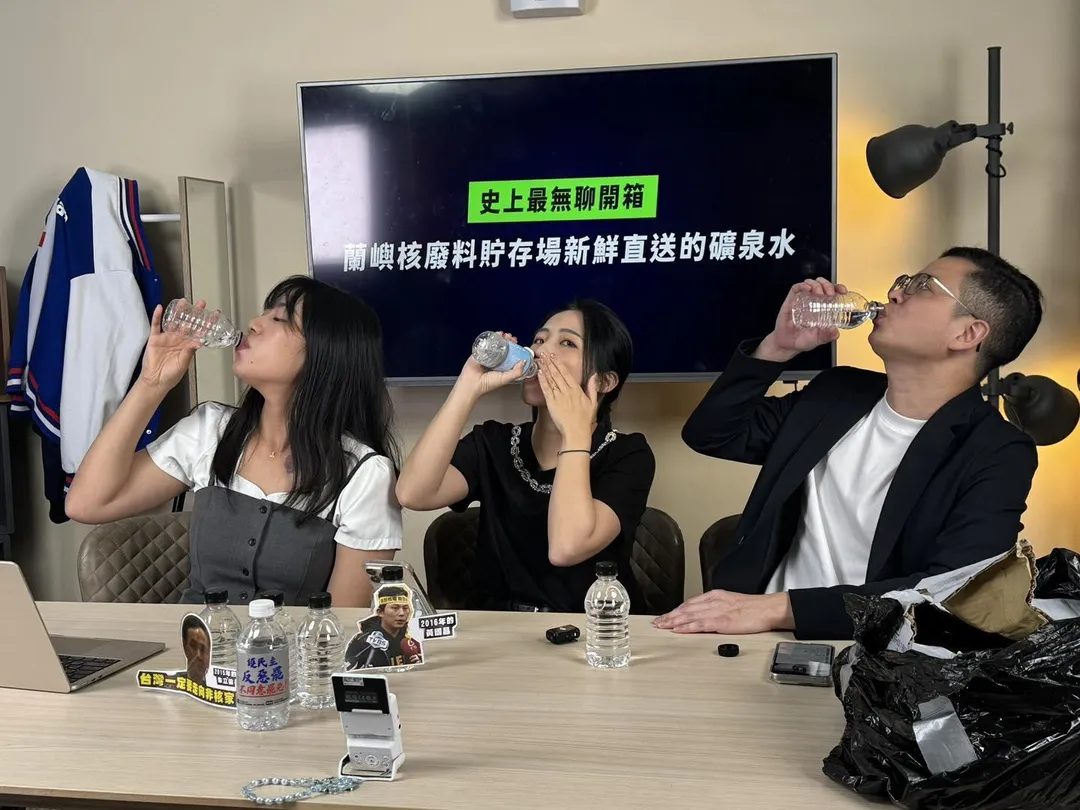 楊智伃(圖左)、徐巧芯(中)、凌濤大喝蘭嶼水。(圖/截自楊智伃臉書)
