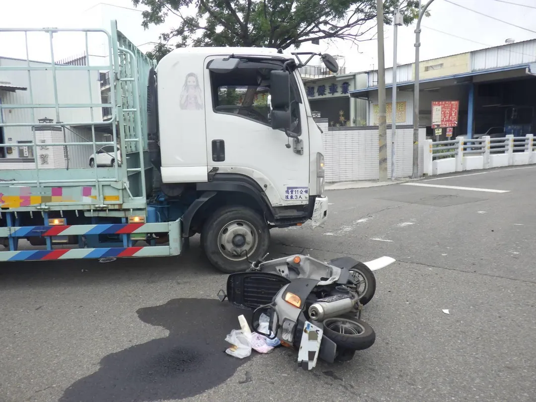 台中一名黃姓孕婦昨日騎車跟大貨車發生車禍，所幸母子均安。（圖／民眾提供）