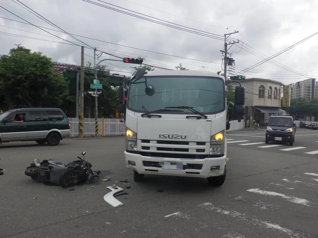 台中一名黃姓孕婦昨日騎車跟大貨車發生車禍，所幸母子均安。（圖／民眾提供）