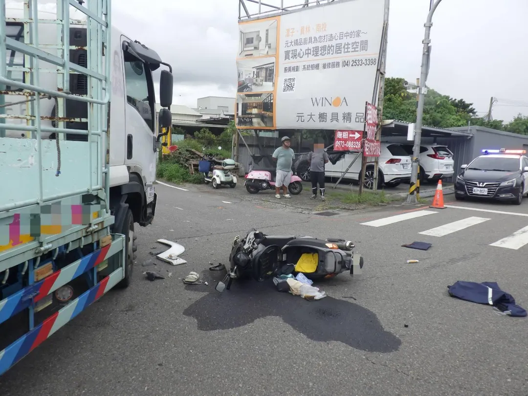 台中一名黃姓孕婦昨日騎車跟大貨車發生車禍，所幸母子均安。（圖／民眾提供）