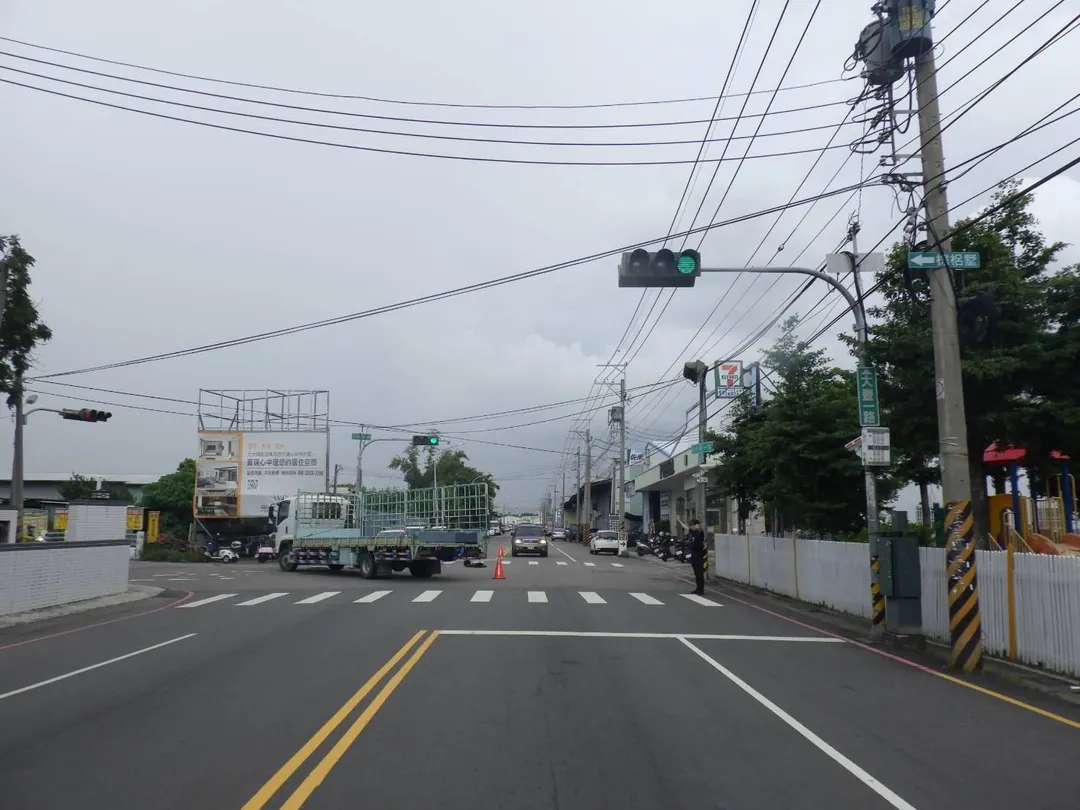 台中一名黃姓孕婦昨日騎車跟大貨車發生車禍，所幸母子均安。（圖／民眾提供）