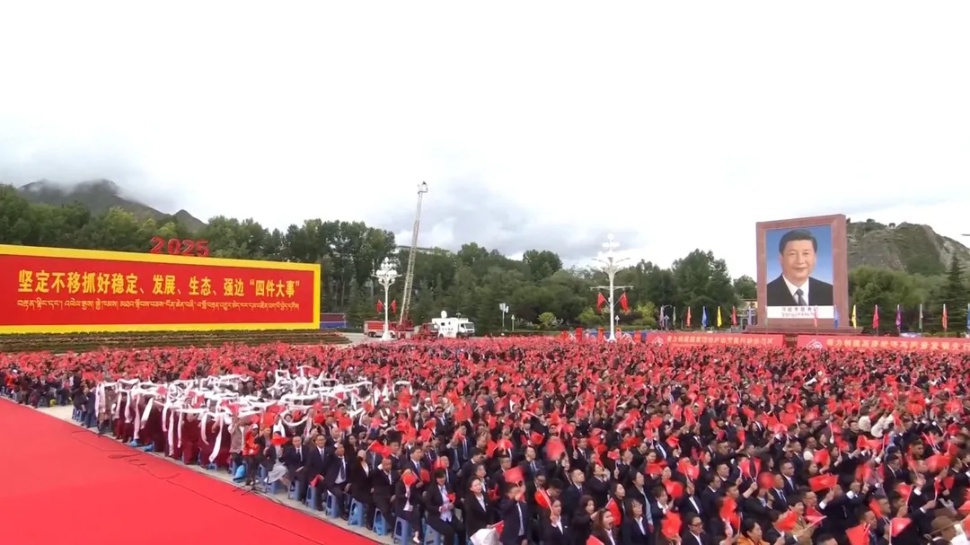 各族群眾身著傳統節日盛裝與會。（圖／央視）