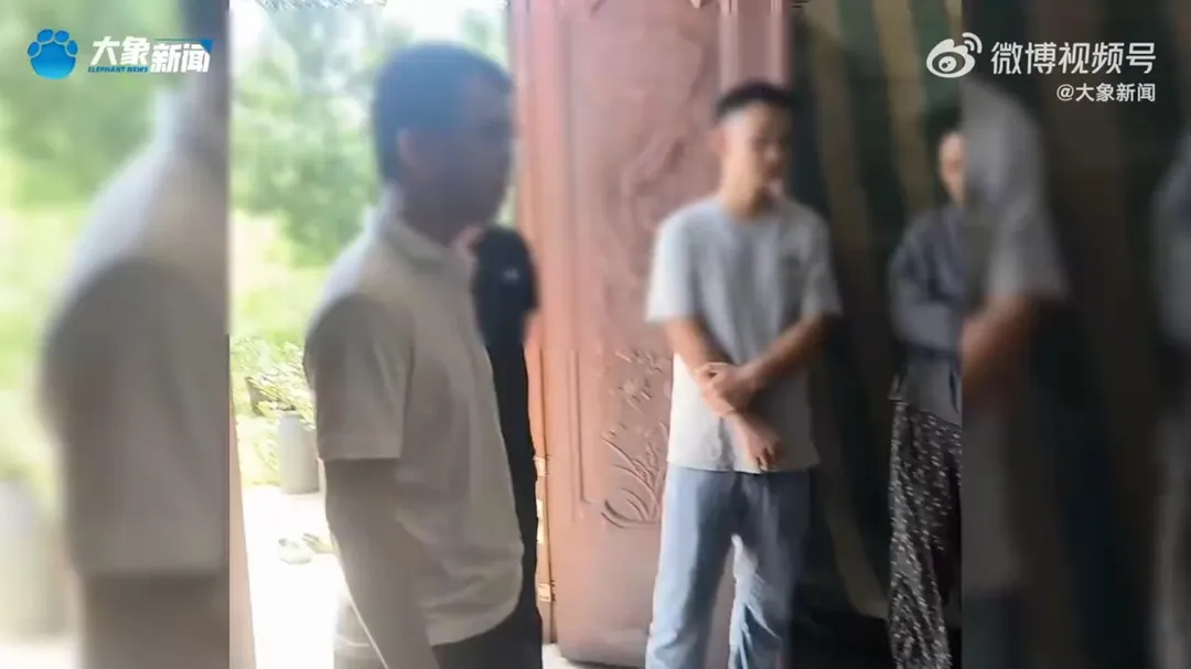 官員上門進行殯葬政策宣導被指「人還沒死就要火化」。（圖／翻攝大象新聞）