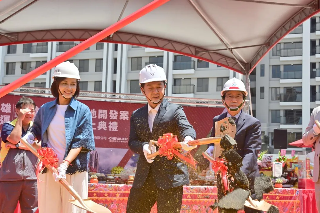 許智傑（中）成功拔樁表態支持邱議瑩（左）的湧言會成員。（圖／許智傑臉書）