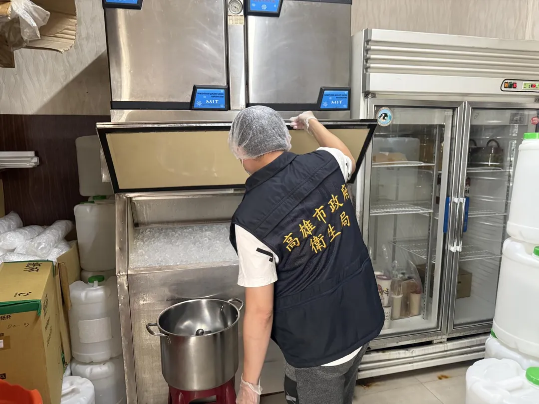 衛生局派員前往飲料店稽查。（圖／高雄衛生局提供）