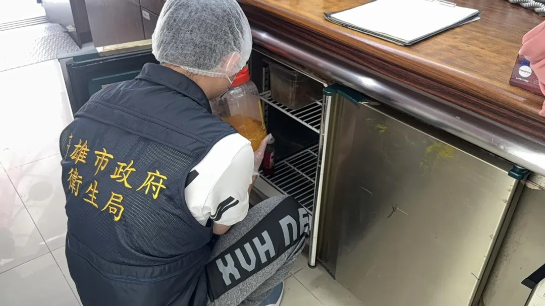 稽查人員發現店家有多項缺失。（圖／高雄衛生局提供）