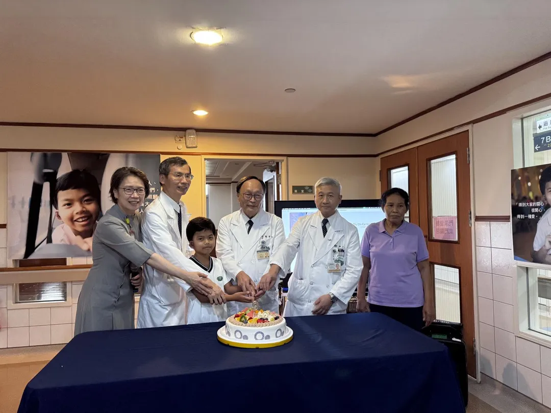 大林慈濟醫院團隊與阿莎和阿莎的外婆慶祝耳朵重生。（圖／大林慈濟醫院）