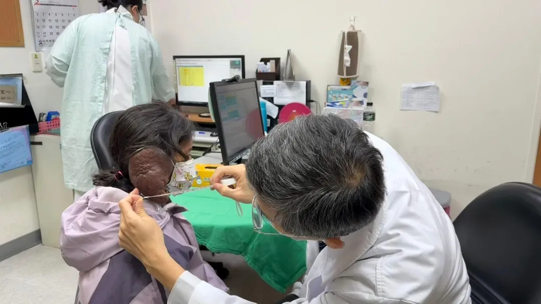 阿莎的主治醫師黃介琦為她做初步的治療評估。（圖／大林慈濟醫院）