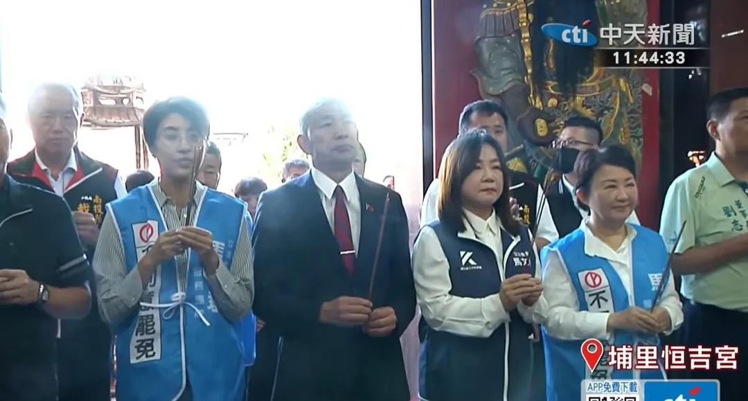 南投縣長許淑華（左一）、立法院長韓國瑜（左二）、台中市長盧秀燕（右二）21日齊聚埔里，陪同馬文君（右二）站台、車隊掃街拜票。（中天新聞）