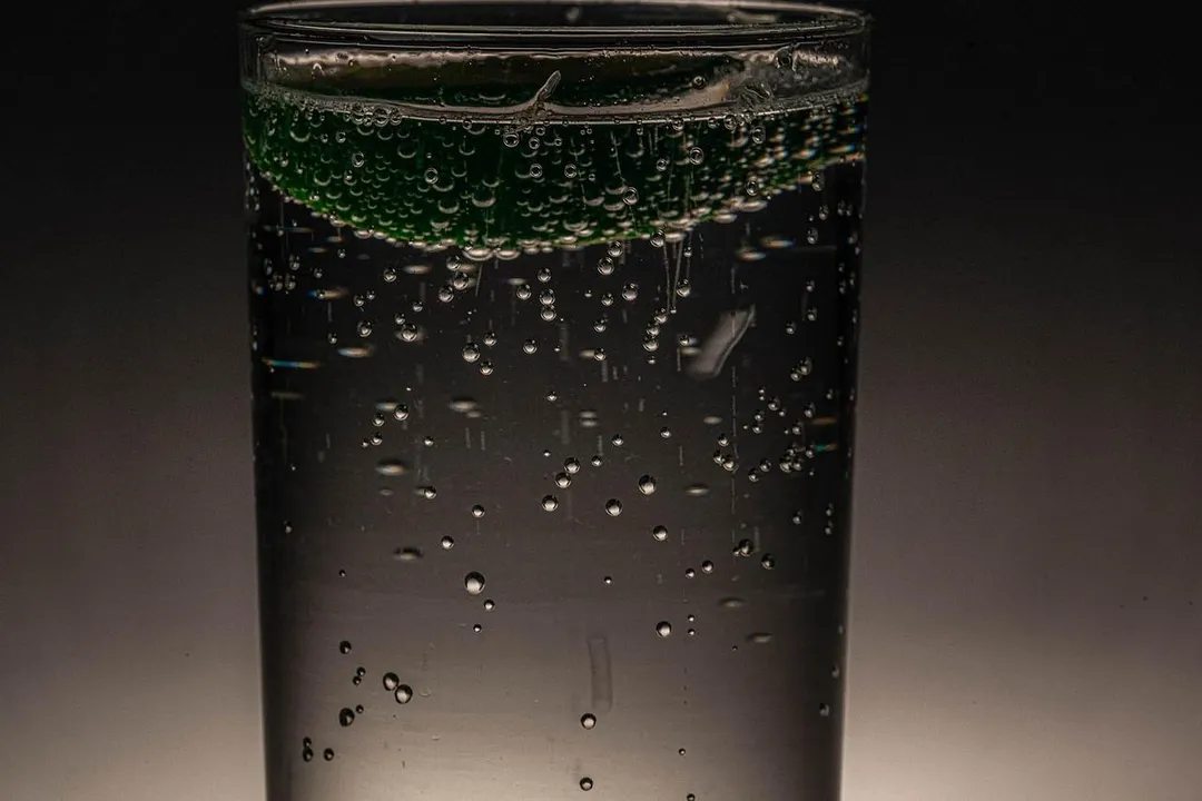 氣泡水成為近年頗受歡迎的飲品,不少人利用它來戒掉含糖飲料。(示意圖/Pixabay)
