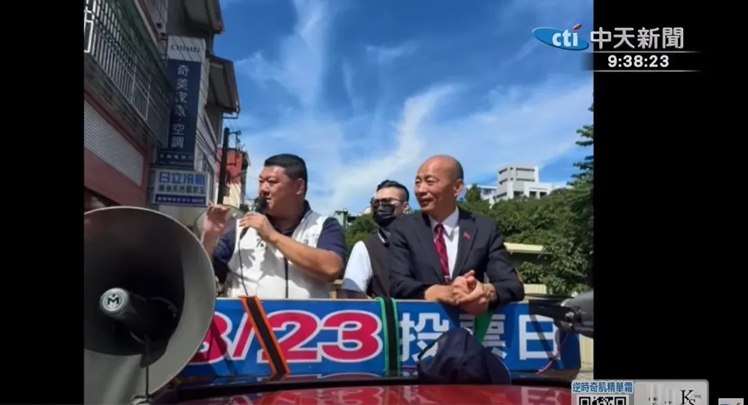韓國瑜陪同游顥車隊掃街。（圖／中天新聞）