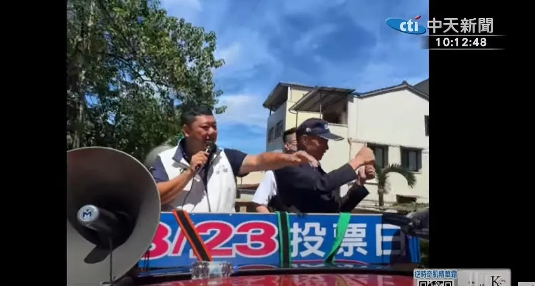 韓國瑜罕見地戴起帽子遮陽。（圖／中天新聞）