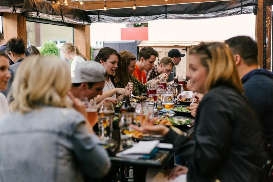 不少人熱愛外出用餐享受美食。（示意圖／unsplash）
