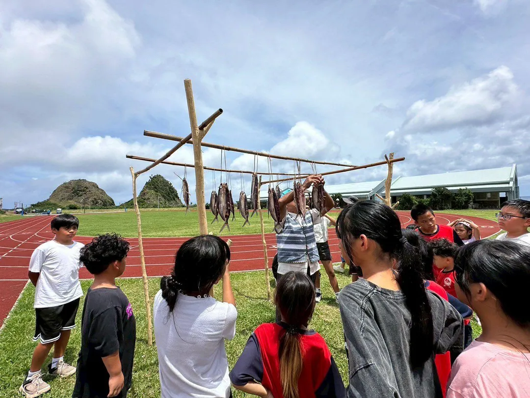 朗島國小舉辦飛魚季文化體驗活動，師生一起嘗試傳統殺飛魚、清理與串魚等。（圖／翻攝自Facebook@臺東縣蘭嶼鄉朗島國民小學）