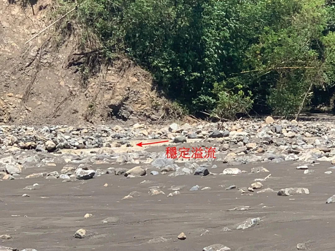 河道阻塞點經過施工導流開挖,處理後已形成穩定溢流。(圖/林業署屏東分署提供)