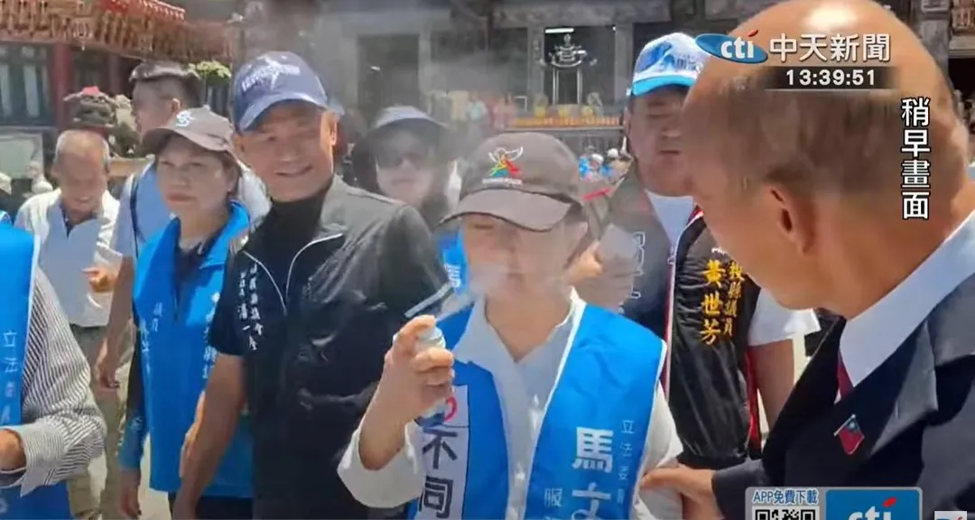 台中市長盧秀燕今日陪同馬文君車掃時拿出秘密武器防曬噴霧。（圖／中天新聞）