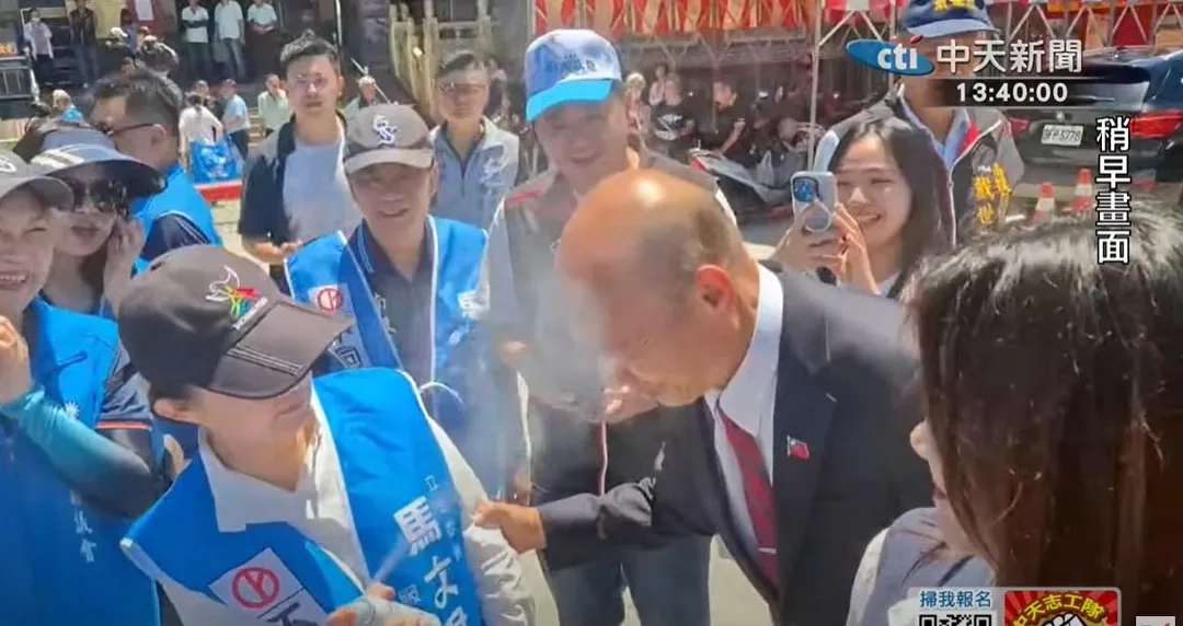 台中市長盧秀燕日前以防曬噴霧幫立法院長韓國瑜防曬。(圖/中天新聞)