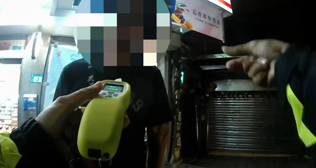 男子拒絕配合酒測。（圖／翻攝畫面）
