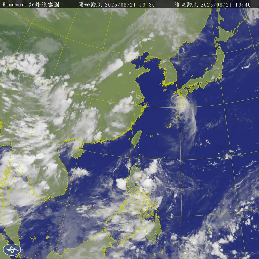 菲律賓東方海面的大低壓帶有熱帶擾動，暫不會直接影響台灣。（圖／翻攝自中央氣象署官網）