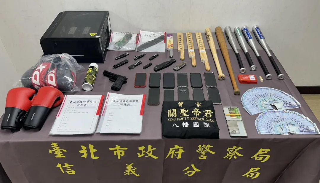 警方查扣幫派成員犯罪工具。（圖／翻攝畫面）