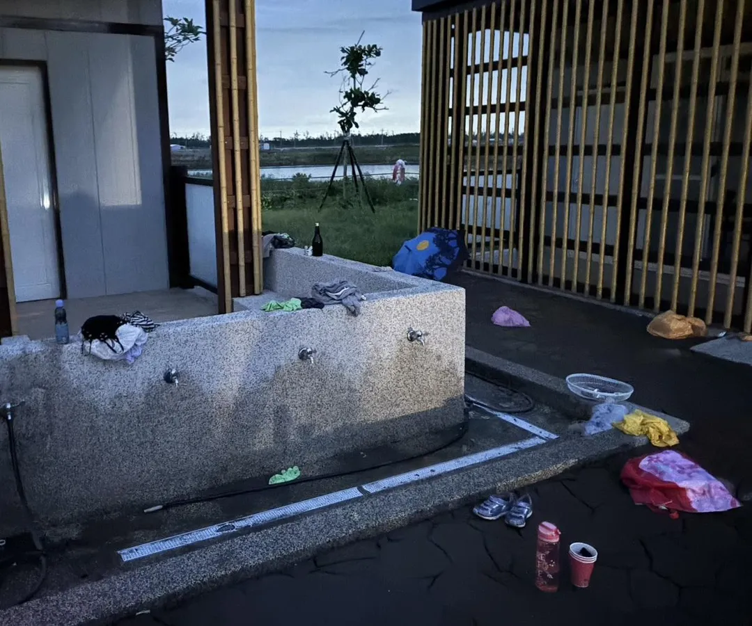 好美海灘近2個月來湧入大量遊客，垃圾潮也隨之而來。（圖／Facebook@好美船屋（好美農漁產）授權提供）