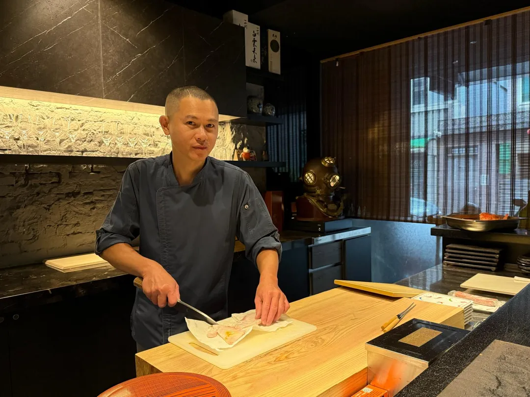 「崧割烹」老闆兼料理長崧哥以極具個性的方式經營這家訂製料理餐廳。（圖／黃宏輝提供）