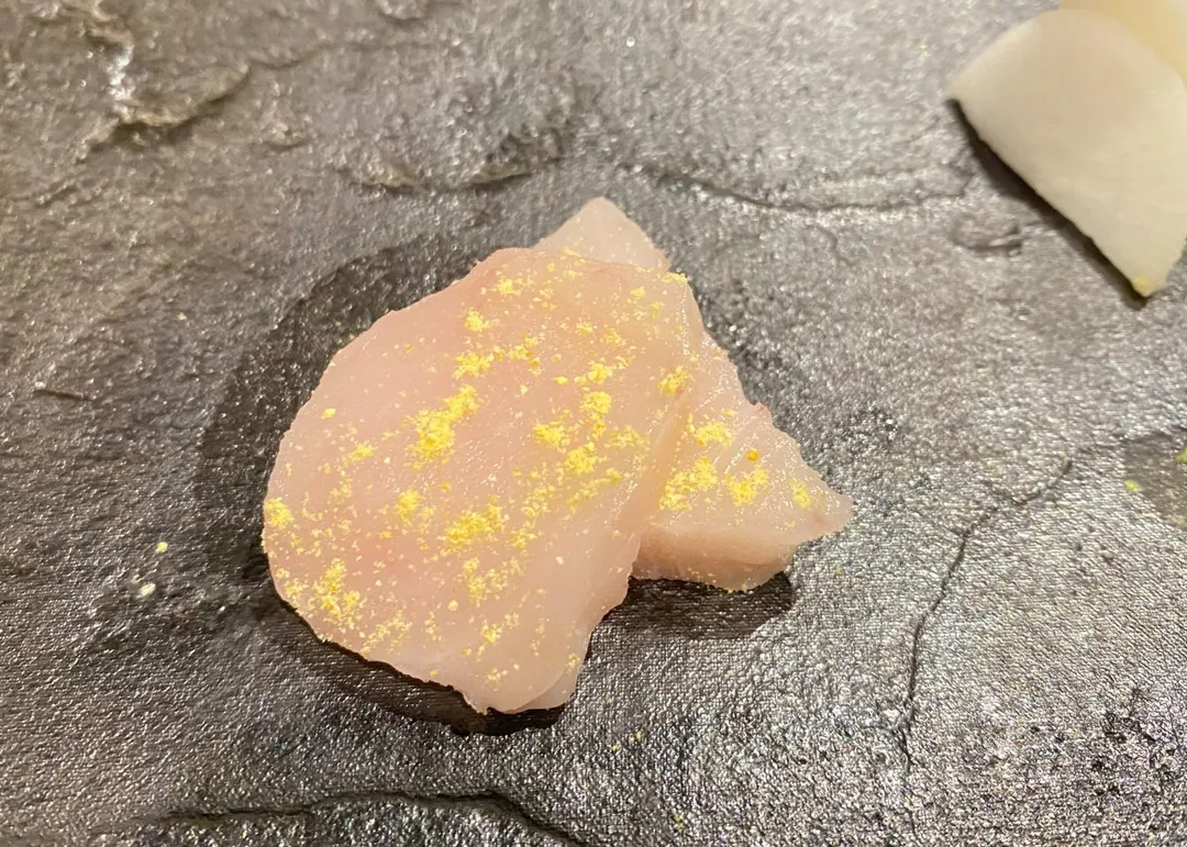 鰆魚肉經過8個月低溫熟成呈軟綿口感，入口即化。（圖／黃宏輝提供）