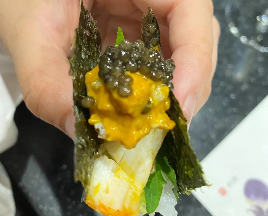 碳烤龍蝦頭肉、紫蘇香的蝦膏搭魚子醬吃下，喉間充滿濃郁滋味和香氣。（圖／黃宏輝提供）
