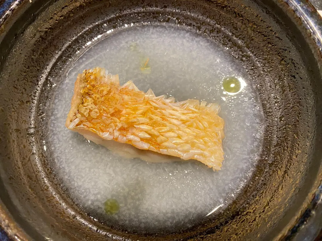 高溫油澆淋使馬頭魚的魚鱗呈立鱗狀，且肉質依然厚實緊緻。（圖／黃宏輝提供）