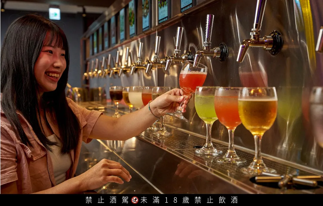 「椒朋友辛潮麻辣鍋」店內最受矚目的是全台最大LED潮酒牆，提供24款特調飲品無限暢飲，其中包含16款酒精飲料及8款無酒精特調。（圖／馬辣提供）